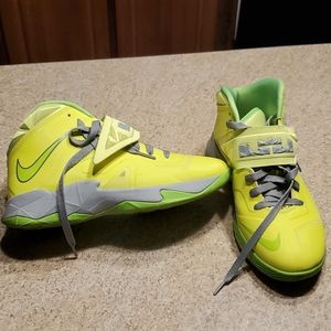 Like New! Nike Lebron James Sneakers Youth Size 6.5
